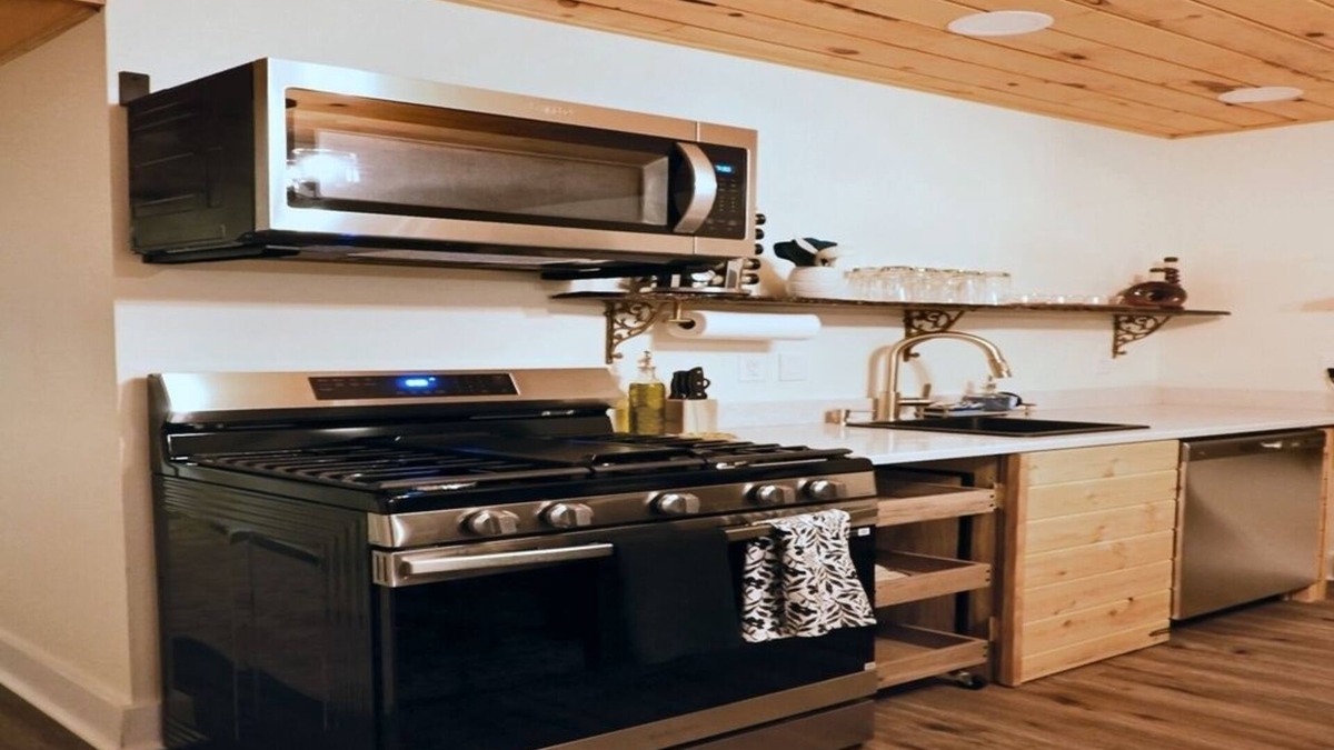 Madison House | The Aviator: Serene Ambience & Stylish Comfort