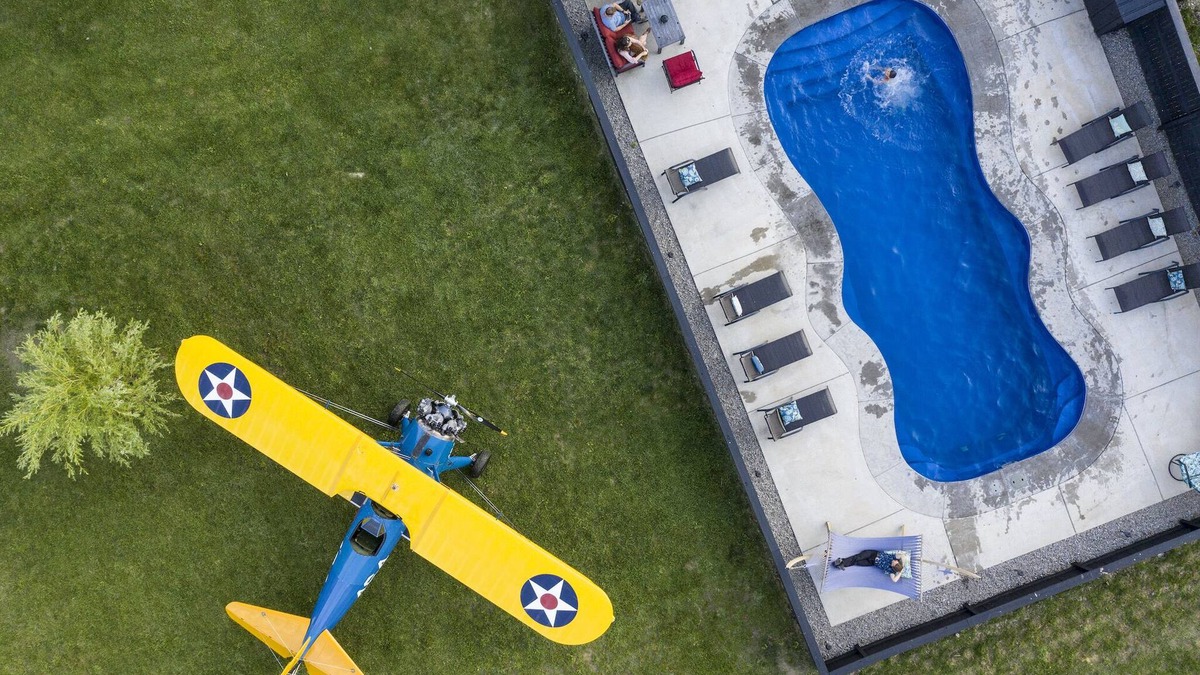 Fayetteville House | The Aviator’s Lounge, loft living in the NRG, private pool & hot tub