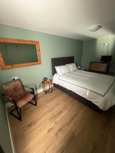 Heath and Reach Hotel | The Axe and Compass