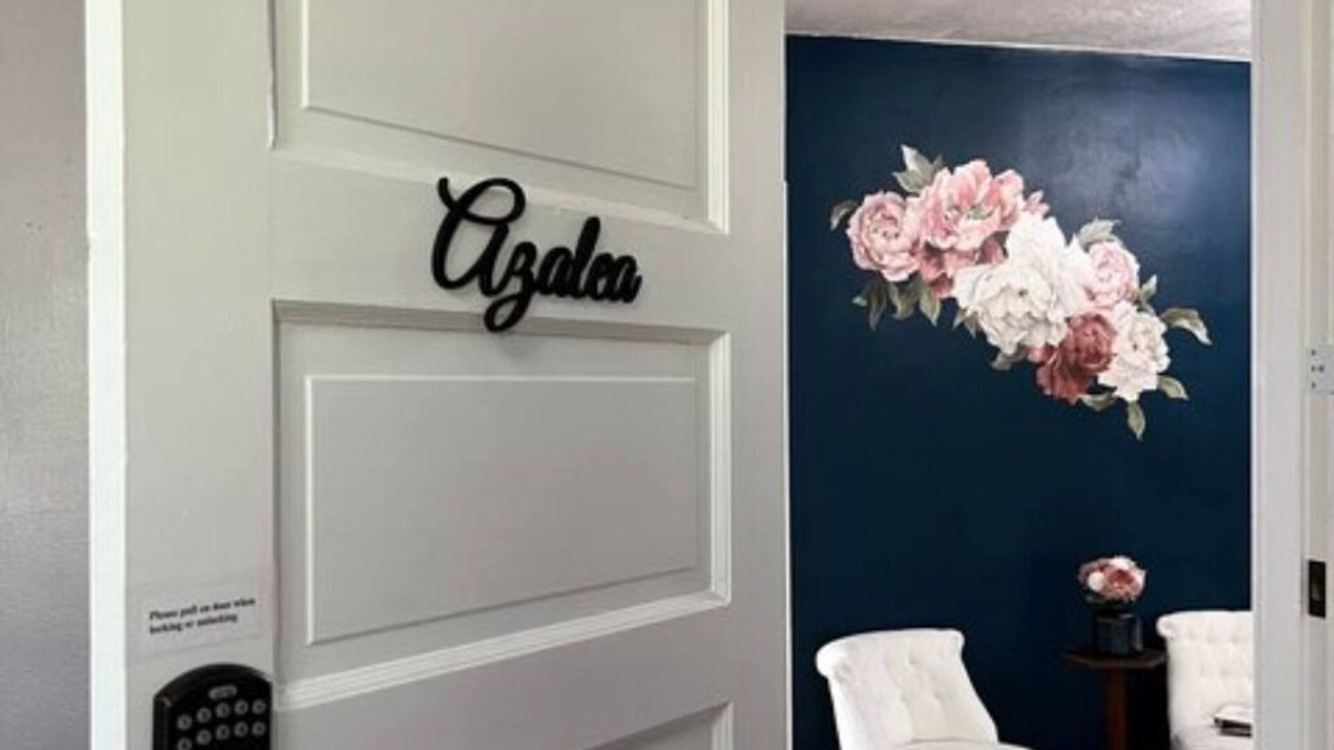 Woodsfield Apartment | The Azalea Room w/Queen Bed