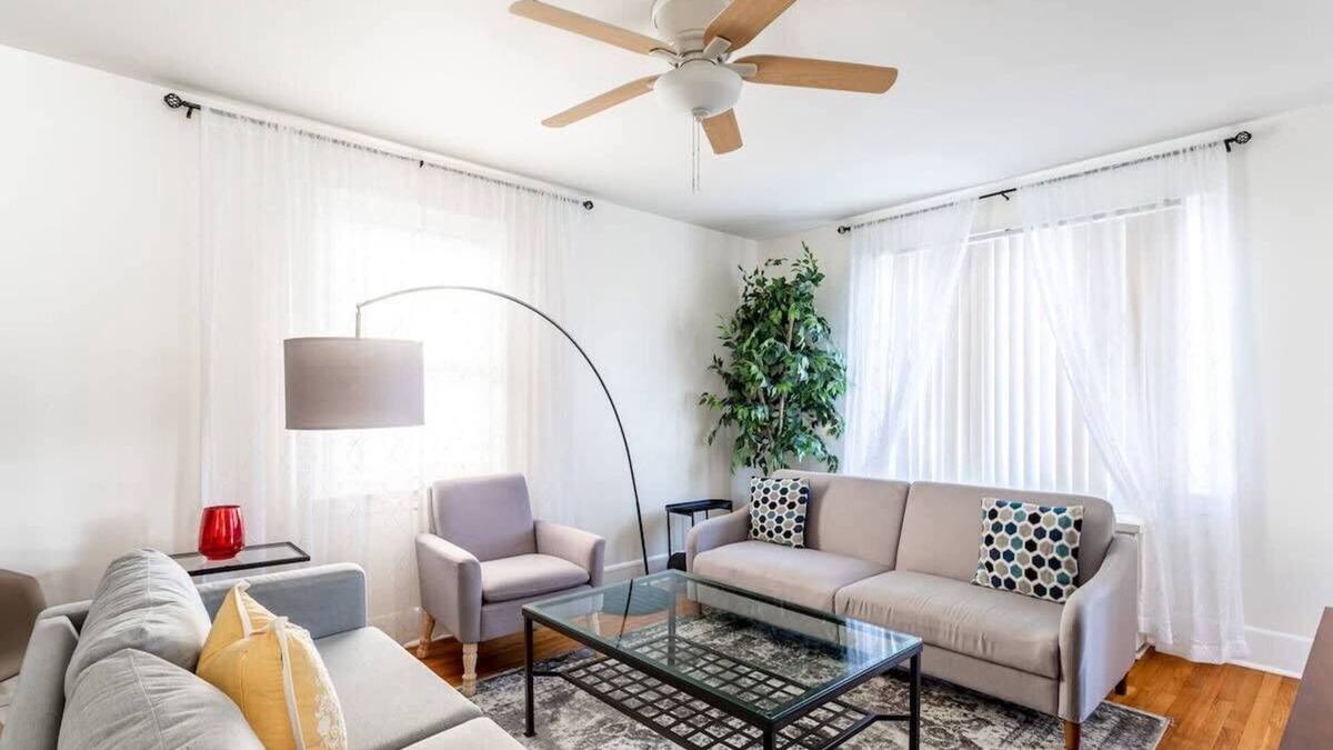 Bridgeport House | The B&W Haven 5BR Home with yard theater + Office