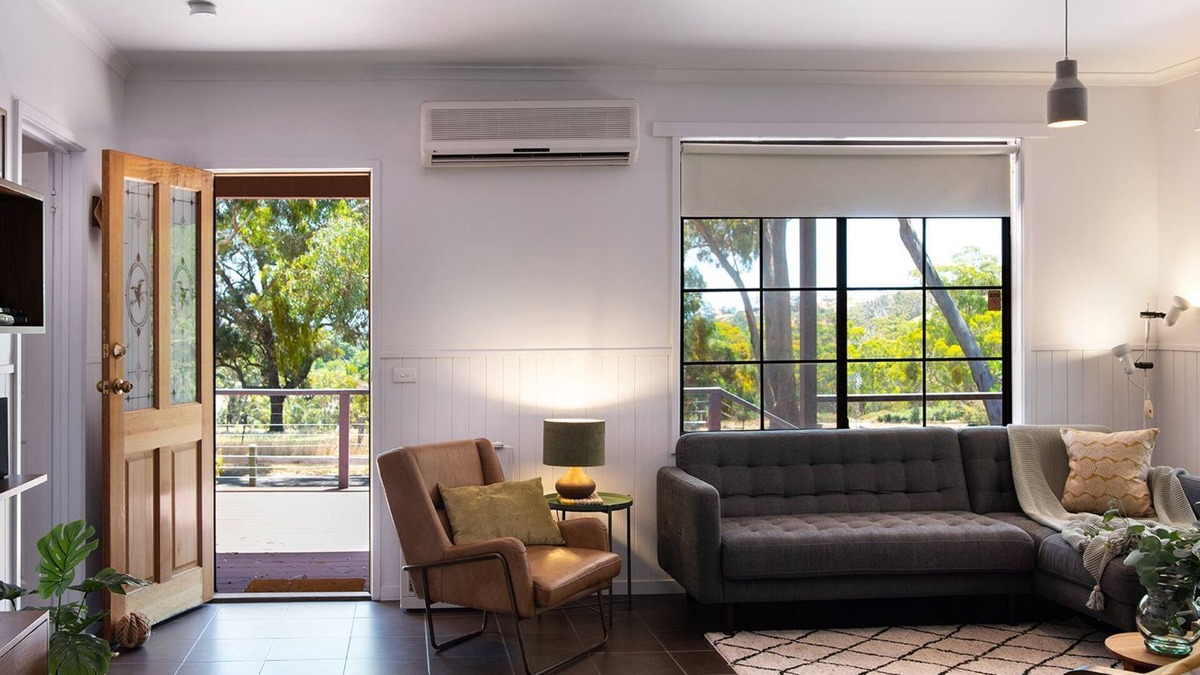 Hepburn House | The Bach- 3 Bedrooms, dog freindly with loverly bush views