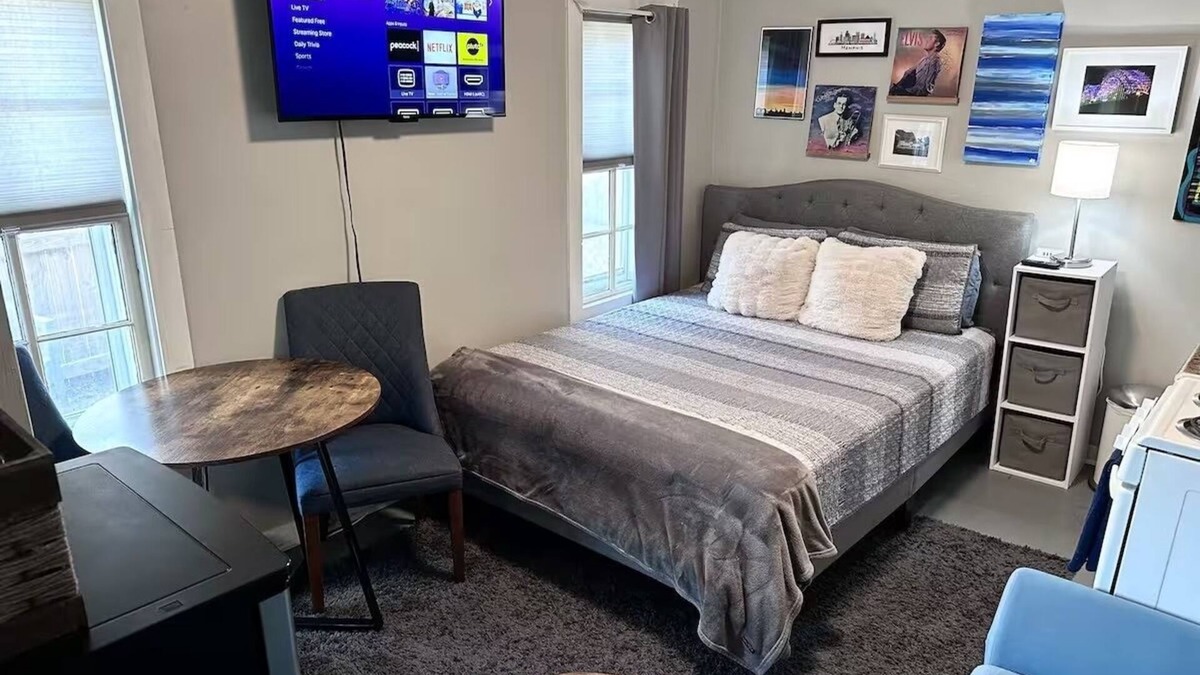 Central Gardens House | The Back House - Midtown Memphis Guest House with Private Entrance & Backyard