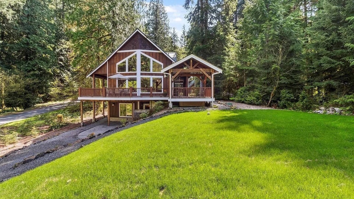 Glacier Ski Chalet | The Baker Chalet - 3 Spacious Levels, AC, EV, Hot Tub, Pool Table, Mountain View