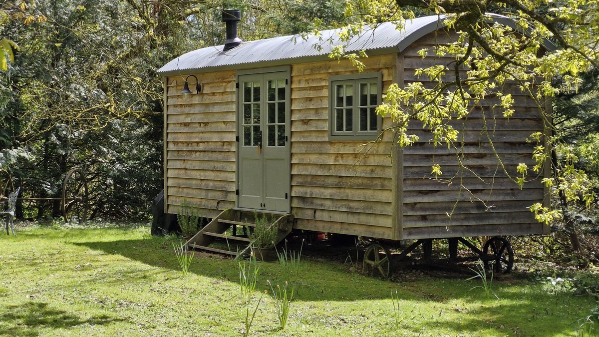 Steyning Cabin | The Bakers Hut - a lodge/cabin that sleeps 2 guests in 1 bedroom