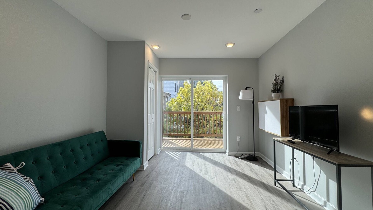 North Philadelphia West Apartment | The Balcony At Brewerytown Philly Philadelphia 1BR/1Bath HVAC,HDTV W/D INUNIT
