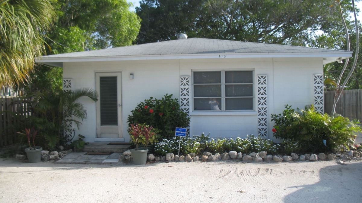 Anna Maria Cottage | The Ballyhoo on Bean Point, 200 feet to a beautiful bayside beach and views!