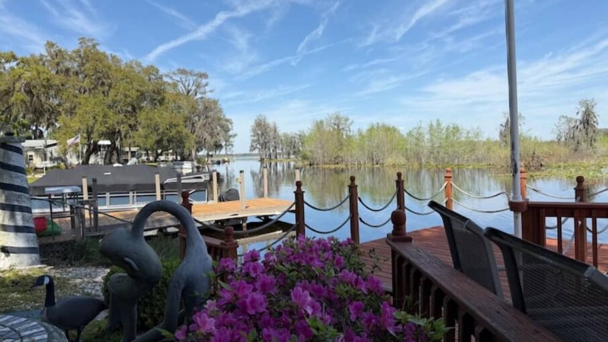 Hernando Cottage | The Bamboo house on the lake