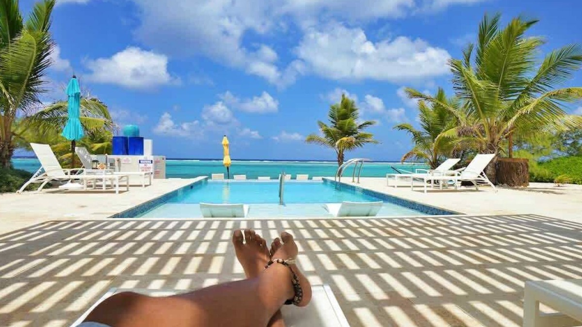 Colliers Bay Condo | The Banana Bird Oceanfront Studio Cottage in East