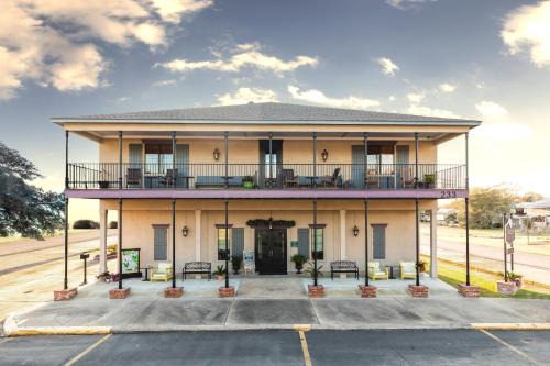 Lake Arthur Hotel | The Bank Hotel