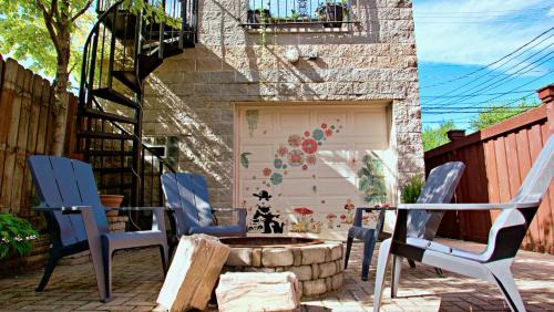 Near West Side Apartment | The Banksy-Free Parking -4 bedroom w King bed- Firepit Rooftop near United Center