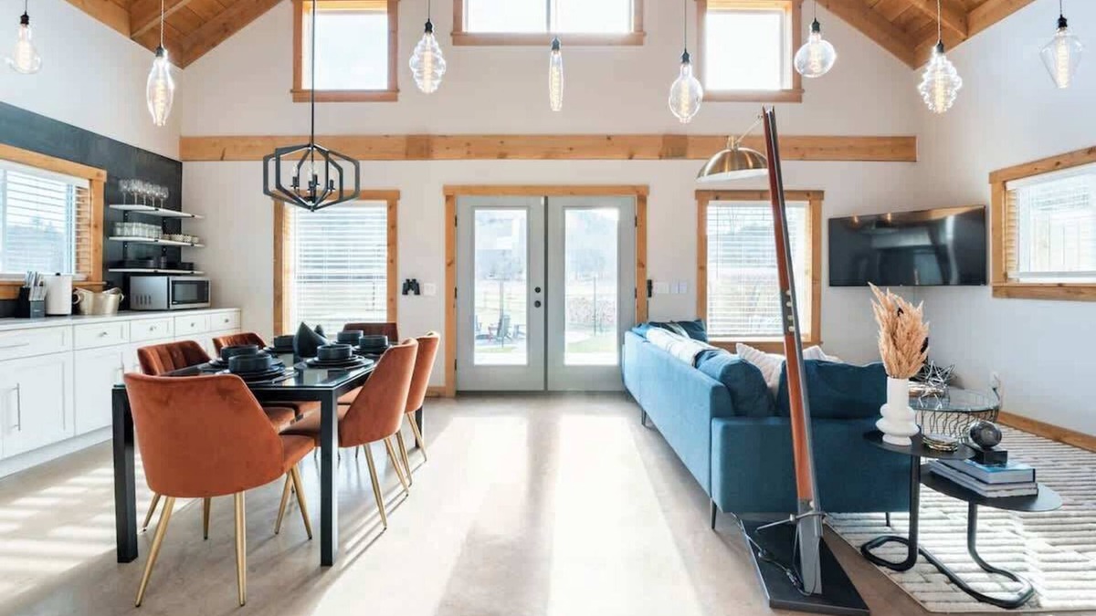 Caroline House | The Bar(n)- Cozy chalet with hot tub and campfire