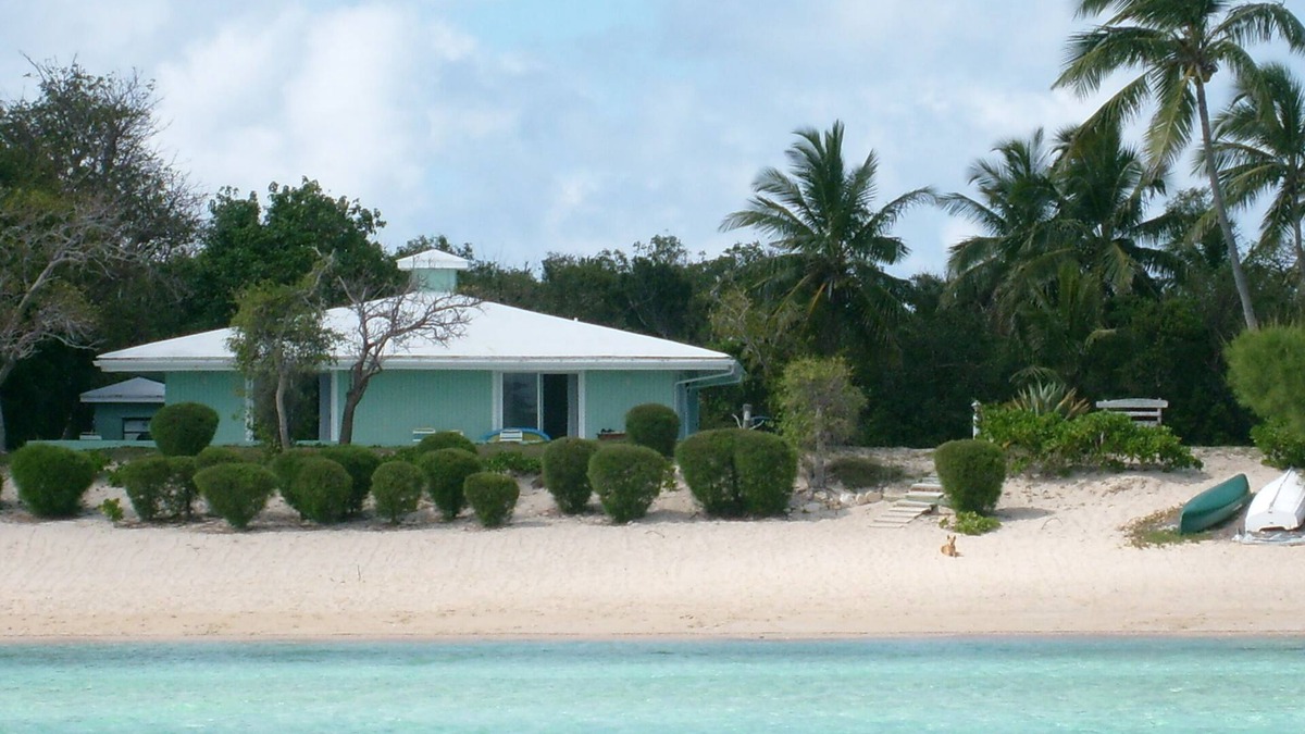 South Palmetto Point House | The Barefoot Beach House sits on a sandy beach