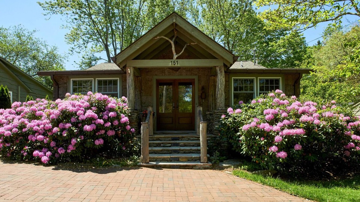 Blowing Rock Cottage | The Bark Bungalow 2BR/2BA Cottage in Blowing Rock
