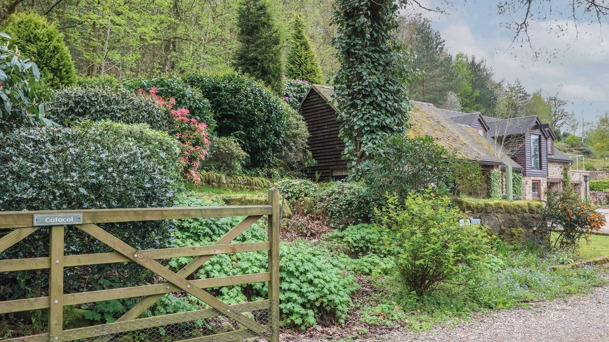 Ambergate House | THE BARN AT CATACOL, romantic, with hot tub in Heage