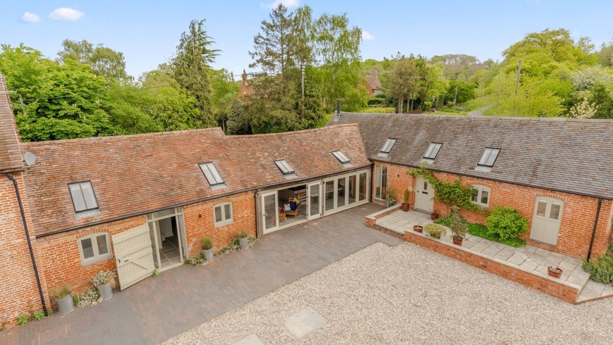 Callow Hill House | The Barn at Kington Grange - sleeps 6 guests in 3 bedrooms