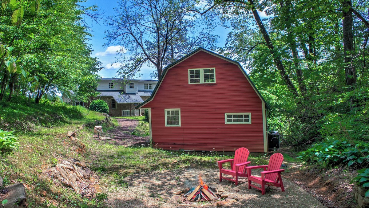 Marion House | The Barn at Maple Hill | Cozy Mountain Retreat