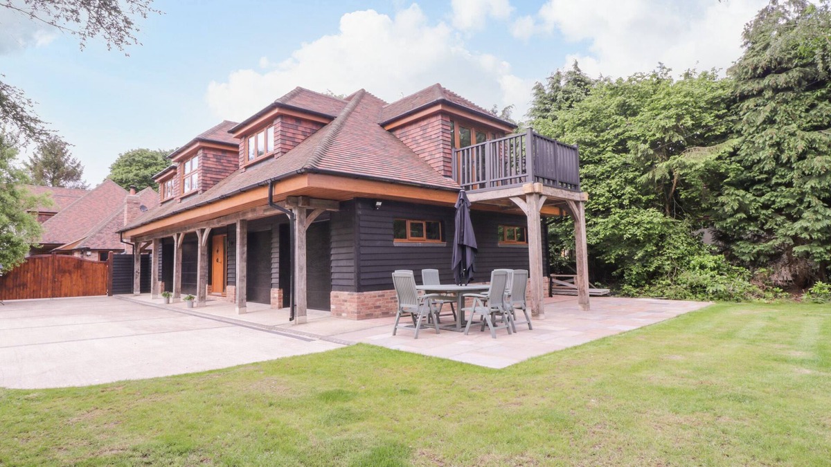 Maidstone Cottage | THE BARN AT MULBERRY LODGE, family friendly, with a garden in Langley