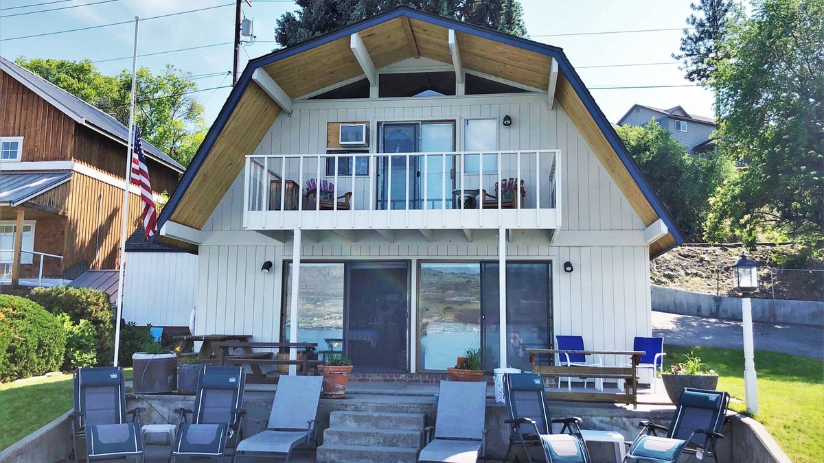 Ardenvoir Cabin | The Barn at The Lake; Waterfront Home within Chelan’s ‘Golden Mile’!