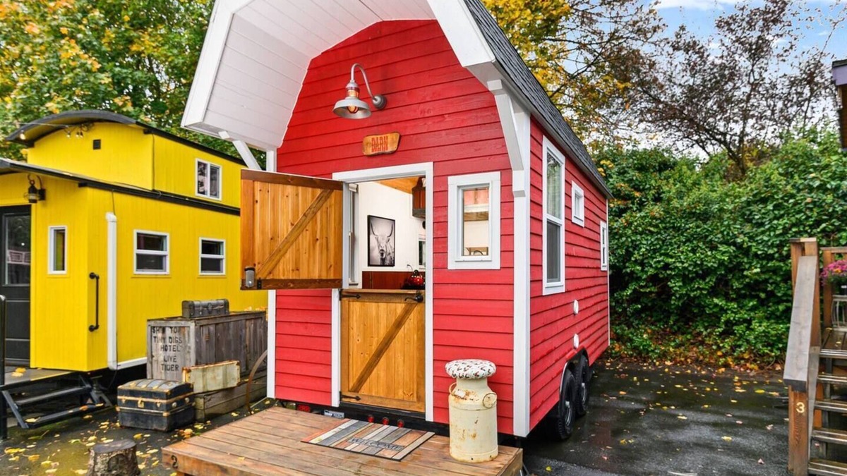 Kerns Hotel | The Barn - Custom Tiny Home w/Barn Vibe
