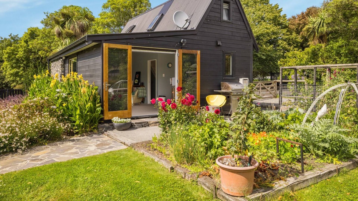 Christchurch House | THE BARN, family friendly, with a garden in Christchurch