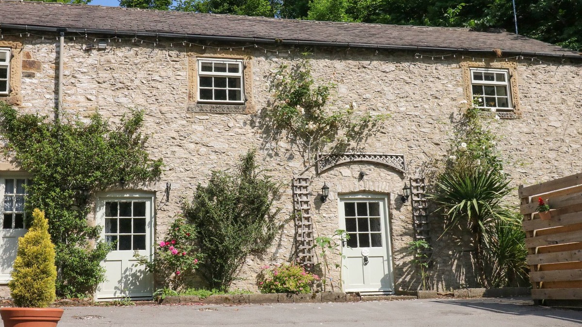Millers Dale Cottage | THE BARN, family friendly, character holiday cottage in Tideswell