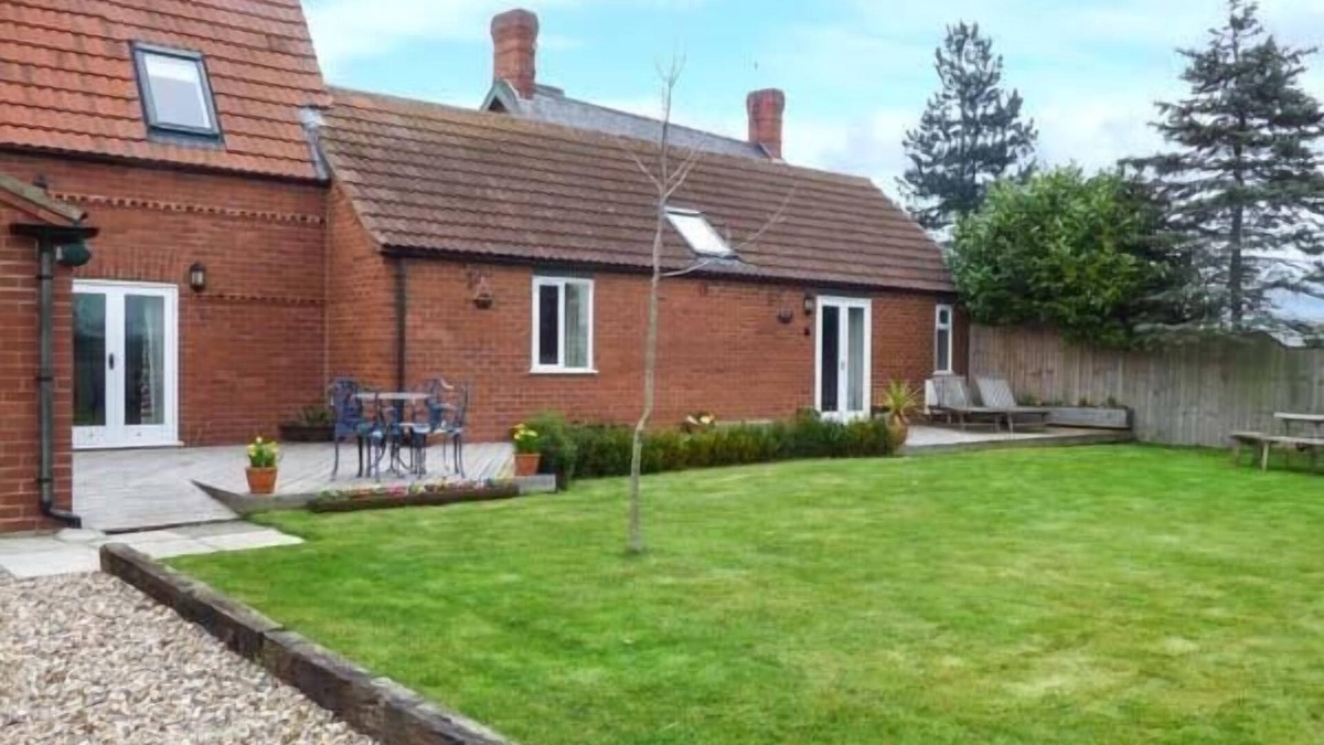 Dunnington Cottage | THE BARN IVY COTTAGE, family friendly, with a garden in York