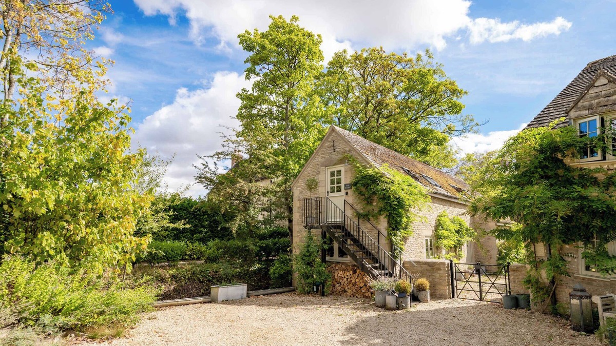 Ampney Crucis Apartment | The Barn | Romantic Cotswolds Stay for Two