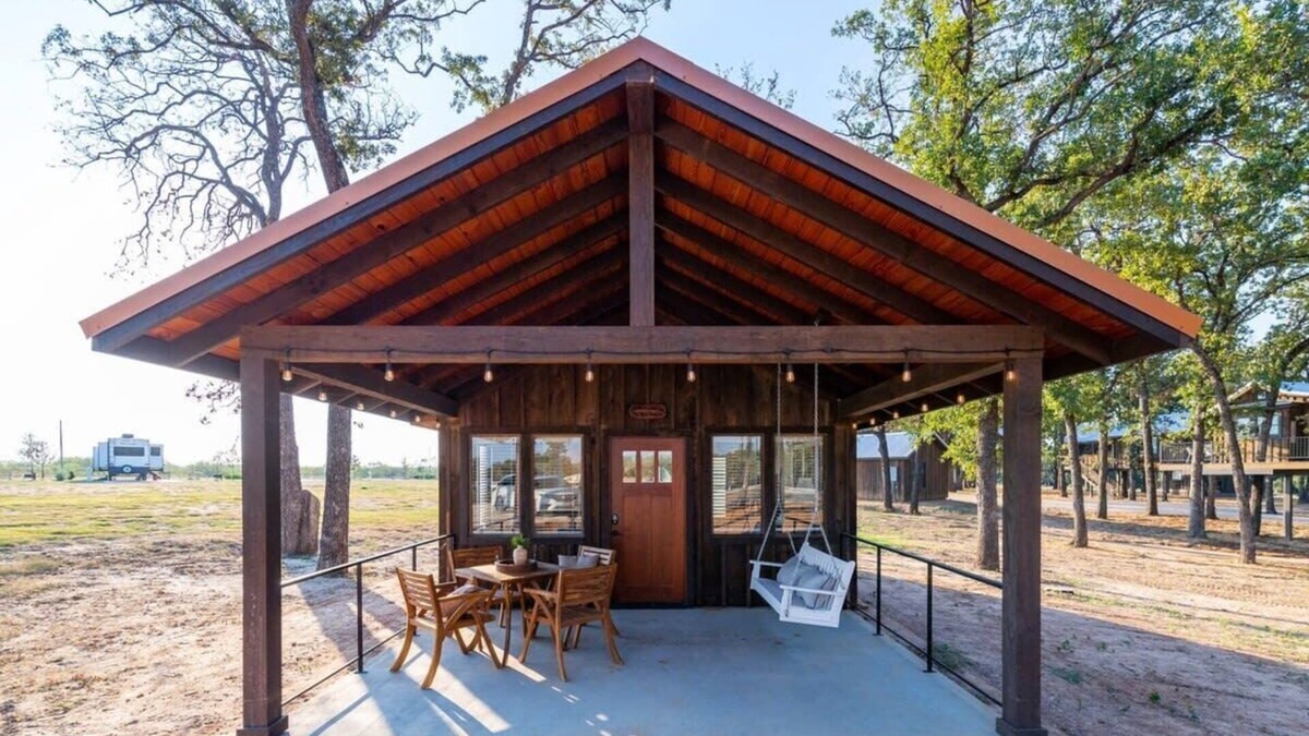 Elm Mott Ski Chalet | The Barn Swallow Cabin 15MIN to Magnolia & Baylor