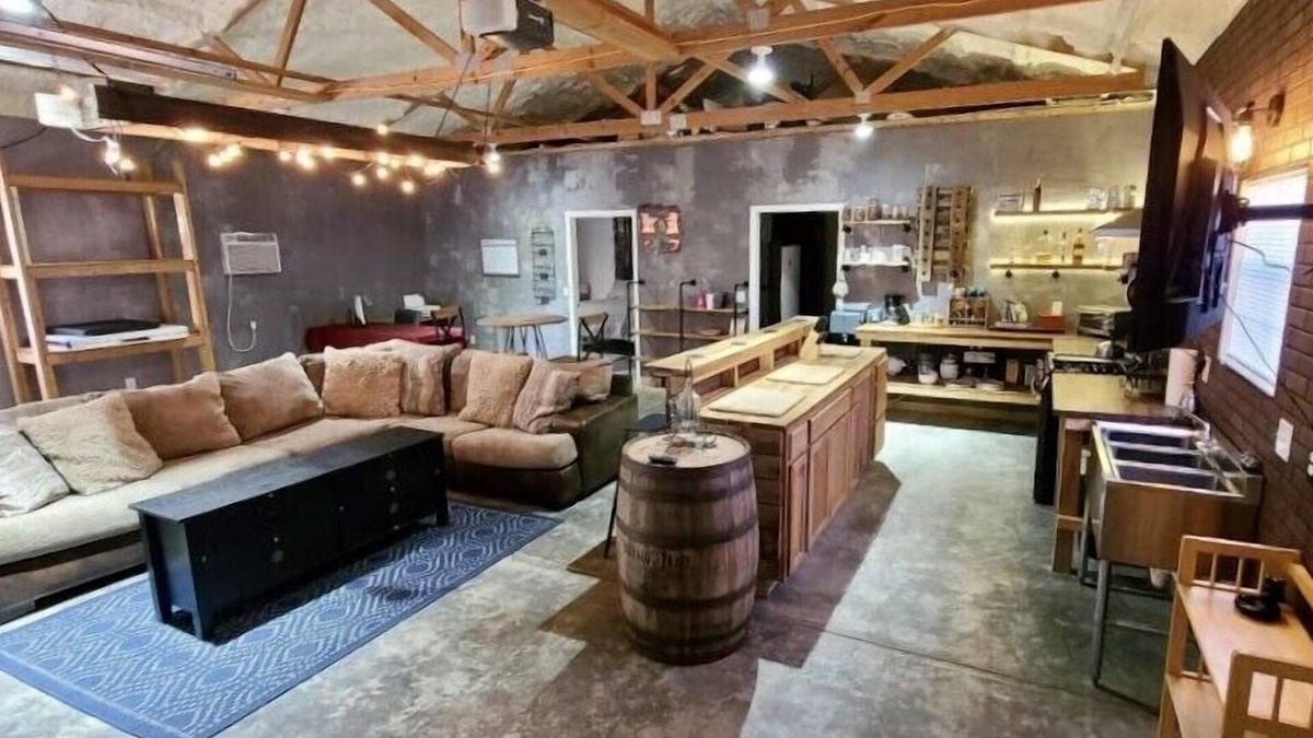 Ozark House | The Barndominium @ Moon Valley, King Bed, Unique, Gas Stove, Full Fence