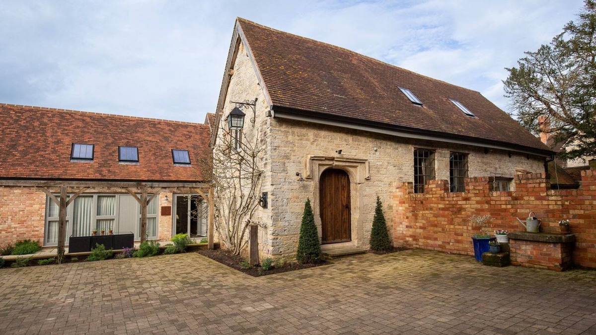 Priors Marston Cottage | The Barns at Holy Well, Southam, sleeps 10 guests in 5 bedrooms