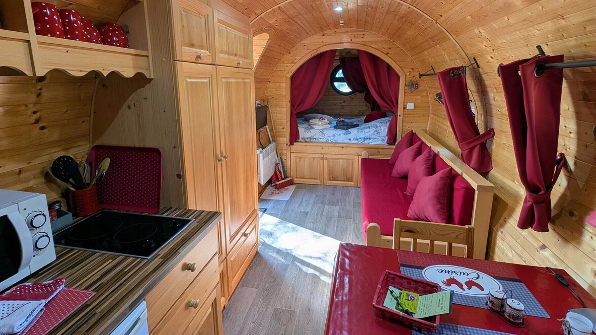 Mantoche Cottage | The Barrel: Unique stay for two by the Saône River