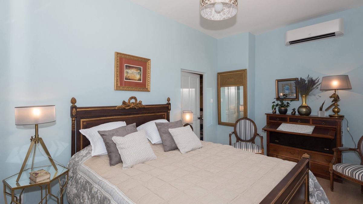 Remoulins House | THE BASTIDE GARD BRIDGE spacious room decorated in Provencal style