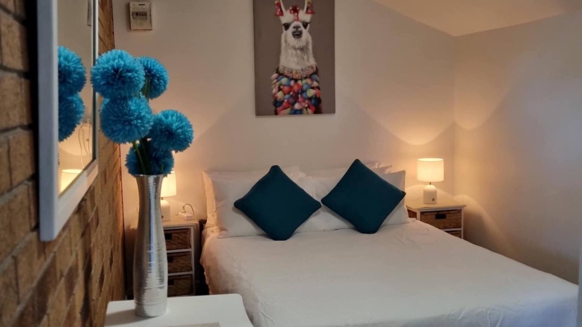 Woodridge Apartment | The Batch. Granny flat, close to Diggers RSL & Sunday Markets, GoldCoast line.