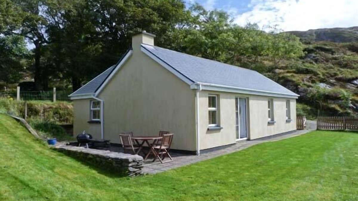 Ballycarnahan Cottage | THE BAY, pet friendly, with open fire in Caherdaniel, County Kerry