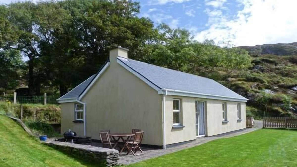 Ballycarnahan Cottage | THE BAY, pet friendly, with open fire in Caherdaniel, County Kerry