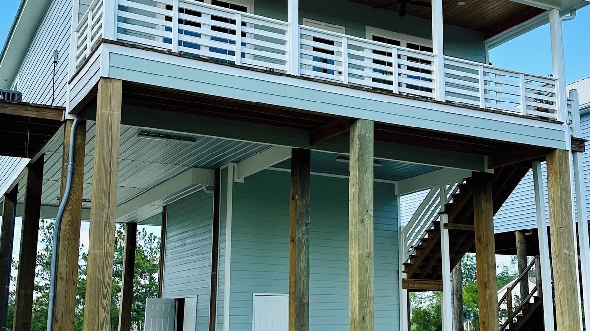 Shoreline Park House | “THE BAY STAY” 3BR - 2BA Canal Home with Boat Pier, Fish Off Dock, Cart to Town