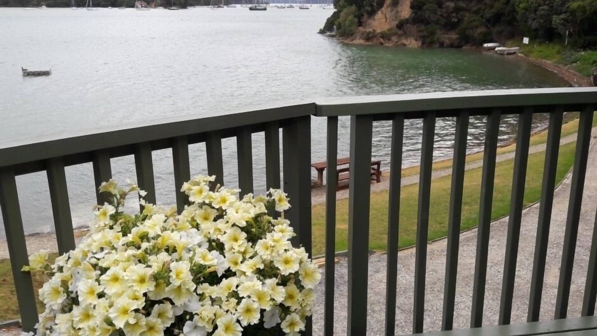 Opua House | The Beach Bach - Water's Edge, Bay of Islands
