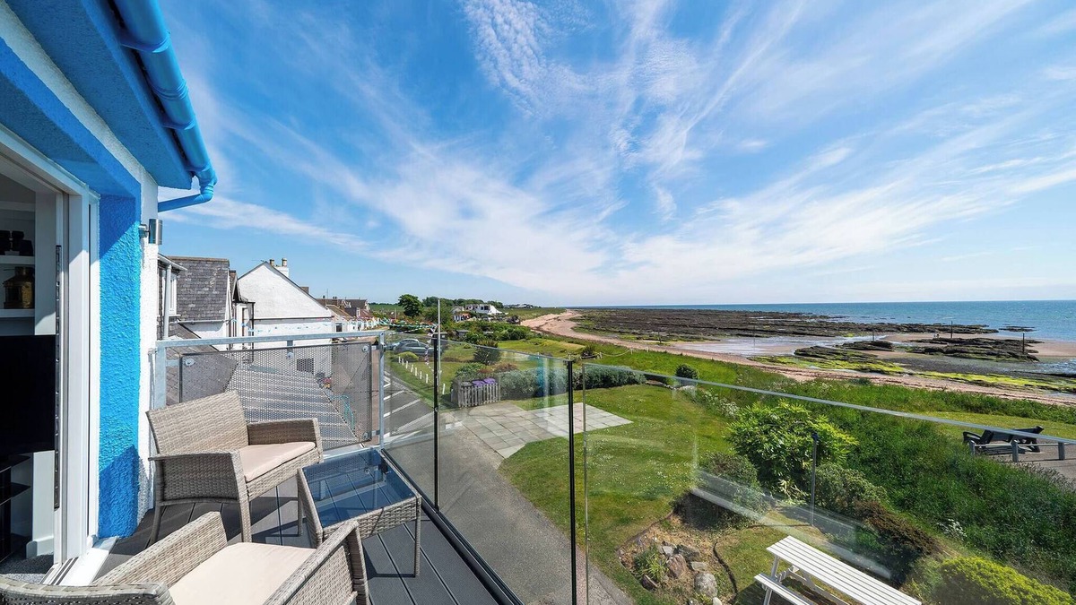 Carnoustie Ski Chalet | The Beach Boathouse - Seaside Retreat