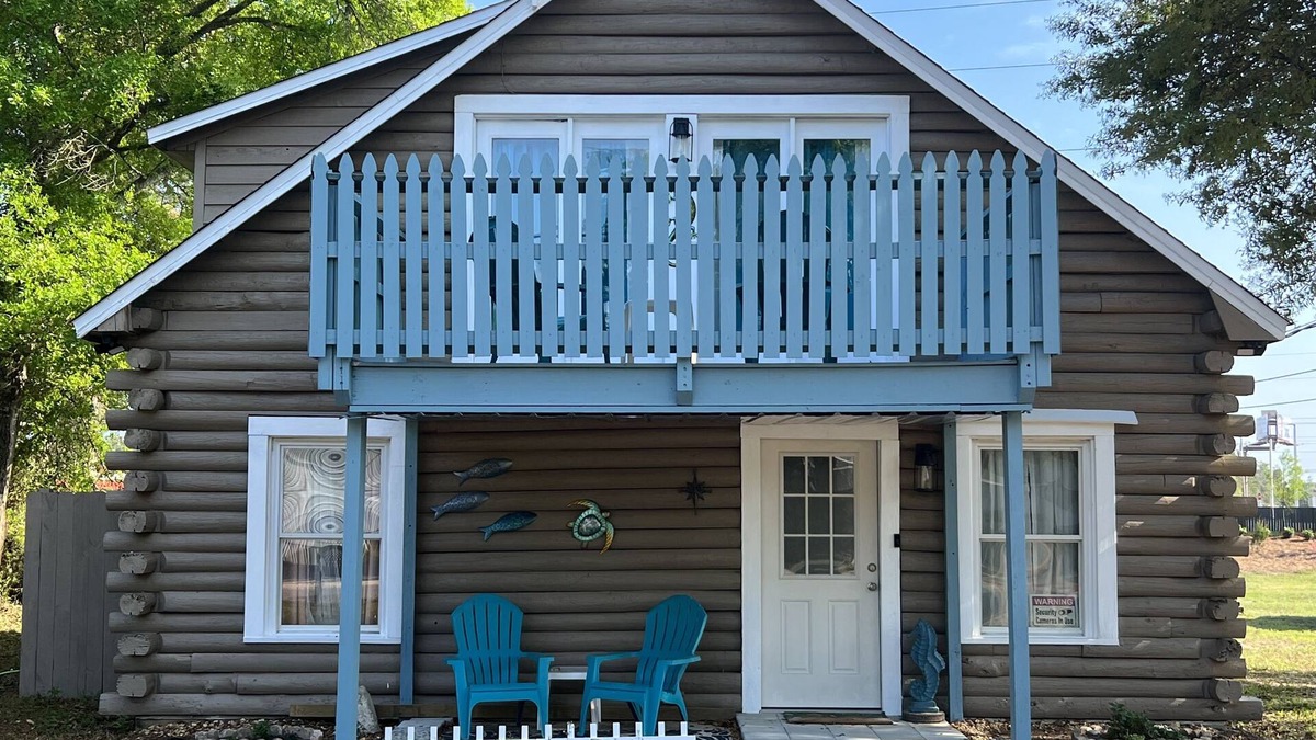 Gulf Breeze Cabin | The Beach Cabin - 15 minutes from Navarre/Pensacola Beach Public Access!