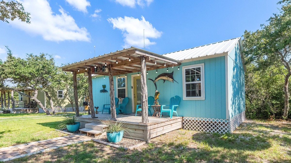 Aransas Pass Cabin | The Beach Cabin awaits! Nearby fishing, shopping, resturants, & the beach