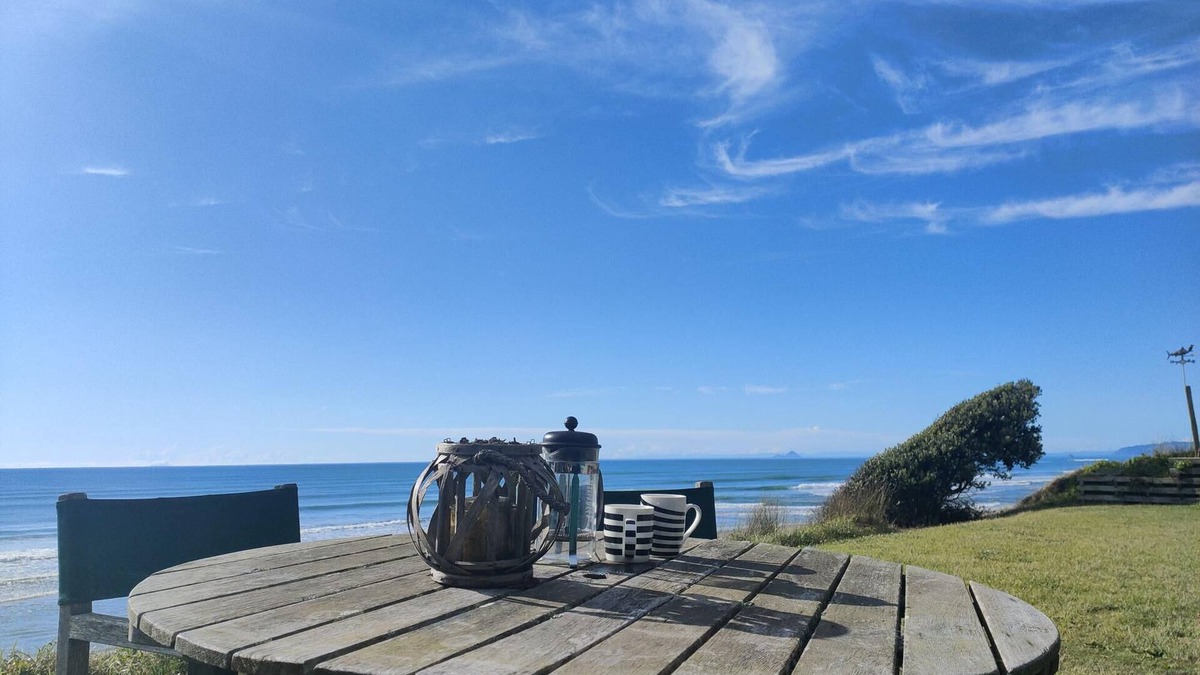 Pukehina House | The Beach Cottage - Spacious Family Holiday home with Sleepout