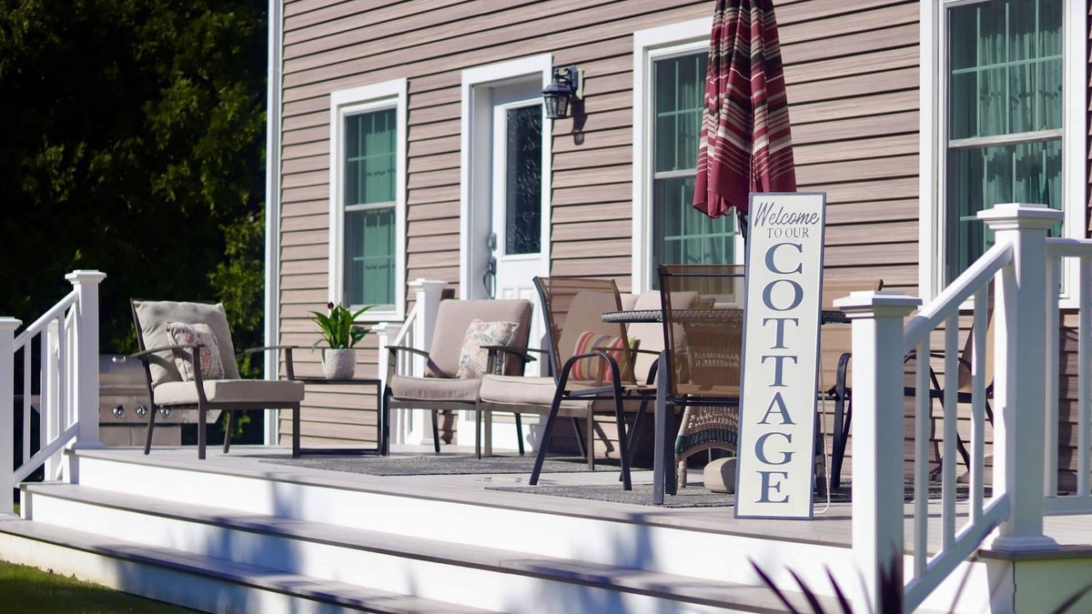 Misquamicut Cottage | The Beach House: 8 min walk to Misquamicut, sleeps 5, beach parking/walk on pass