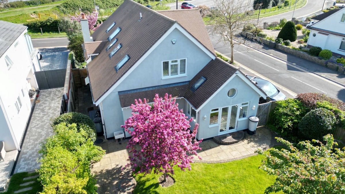 Mudeford House | The Beach House - a stone's throw from Avon Beach, Friars Cliff