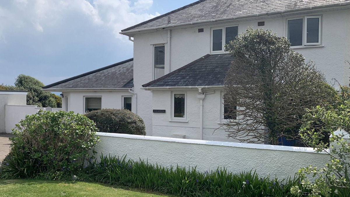 Criccieth Cottage | THE BEACH HOUSE CRICCIETH, family friendly, with hot tub in Criccieth