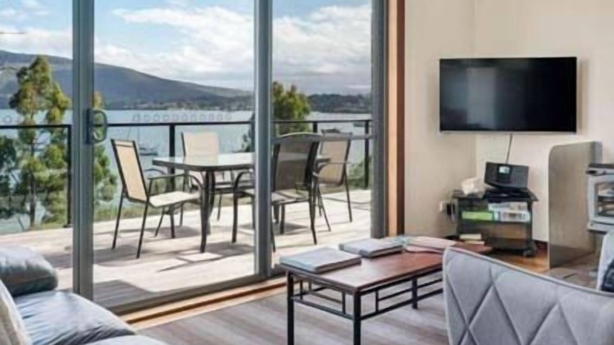Dover Apartment | The Beach House- stunning views and private hot tub