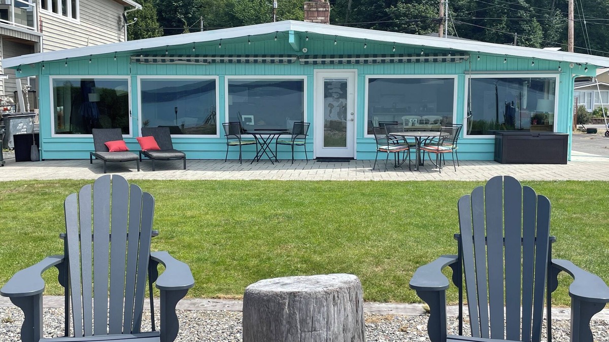 McKees Beach House | "The Beach House". Waterfront home/Puget Sound. Seattle commutable.