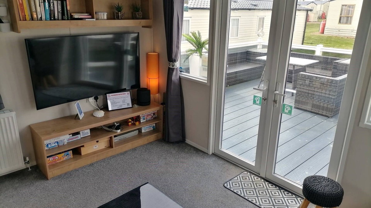 Dymchurch Apartment | The Beach - Large decking area