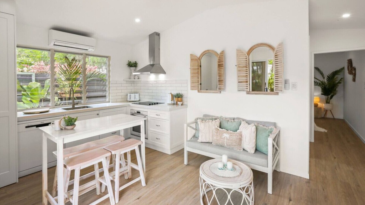 Clifton Beach House | The Beach Nest- Cosy Beachside Escape | Balcony, Full Kitchen & Free Wi-Fi