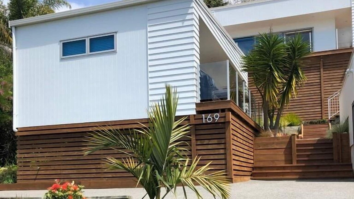 Tairua Cottage | THE BEACH POD - TAIRUA HOLIDAY HOME, with a garden in Tairua